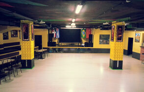 Клубное пространство со сценой