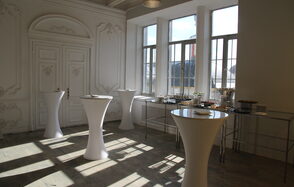 FotoFaktura Зал с белым барокко и большими окнами