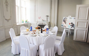 FotoFaktura Зал с белым барокко и большими окнами