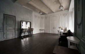 FotoFaktura Зал с белым барокко и большими окнами