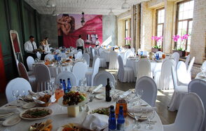  FotoFaktura. Зал с большими окнами 