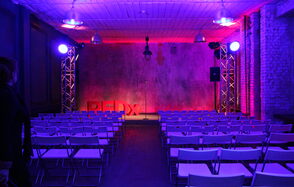  FotoFaktura. Зал с большими окнами 