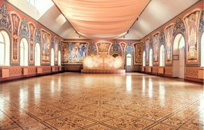 Зал в европейском стиле с арочными окнами