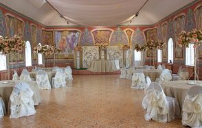 Зал в европейском стиле с арочными окнами