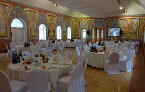 Зал в европейском стиле с арочными окнами