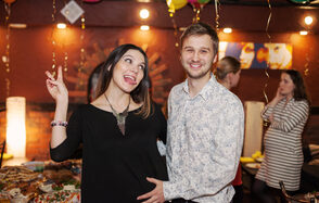  Антикафе Арт-сквер Зал с барной стойкой в центре