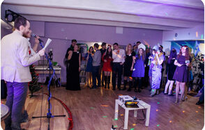 Антикафе Арт-сквер Пространство со сценой и мягкими пуфиками