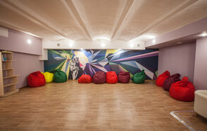 Антикафе Арт-сквер Пространство со сценой и мягкими пуфиками