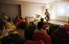 Антикафе Арт-сквер Пространство со сценой и мягкими пуфиками