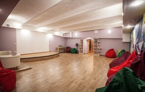 Антикафе Арт-сквер Пространство со сценой и мягкими пуфиками