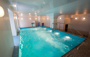 Лефортовские Бани и Сауны Зал с бассейном и водопадом