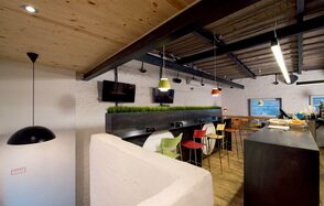 Бар Стрелка Лофт с мультимедиа без доплат