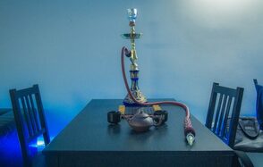 Антикафе "Коперник" Зал. Неоновая подсветка, диваны