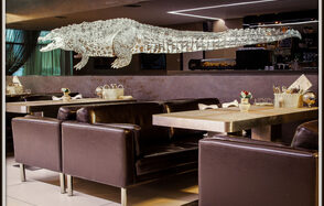 Бар с зелеными растениями