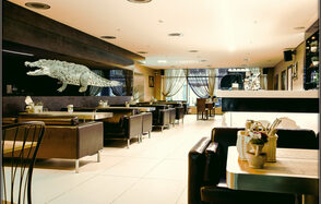 Бар с зелеными растениями