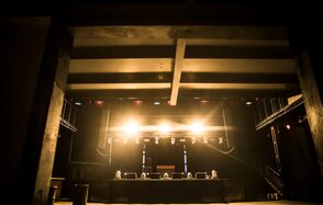 RED PUB Пространство клуба со сценой