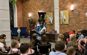 Кирпичный лофт с большими окнами для детских праздников 