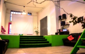 Лофт для вечеринок с балконом