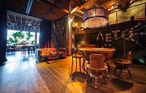 The Place. Уютный клуб: два зала, сцена