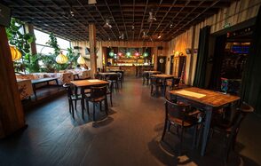 The Place. Уютный клуб: два зала, сцена