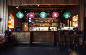 The Place. Уютный клуб: два зала, сцена