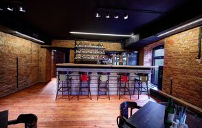 Kontora Grill Pub. Лофт-бар со сценой