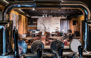 Kontora Grill Pub. Лофт-бар со сценой