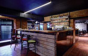 Kontora Grill Pub. Лофт-бар со сценой