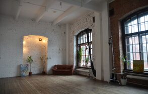 Кирпичный лофт с большими окнами