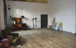 Кирпичный лофт с большими окнами