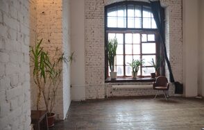 Кирпичный лофт с большими окнами