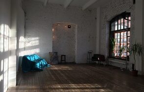 Кирпичный лофт с большими окнами