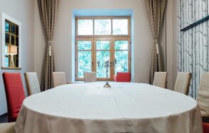 кафе "Я Дома" Зал с овальным столом