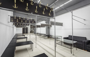 Gold&Dance Лофт с лампами на стене для тренингов