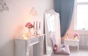 Белый лофт с большим окном