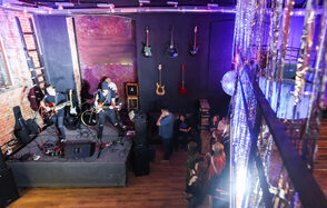 Cut'n'Shout. Модный лофт со сценой 