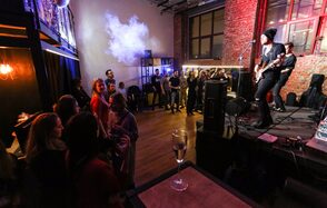 Cut'n'Shout. Модный лофт со сценой 