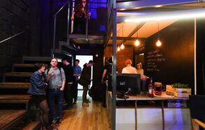 Cut'n'Shout. Модный лофт со сценой 