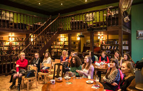 Двухэтажный зал в английском стиле