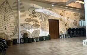 Светлое арт-пространство с колоннами