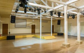 Светлое арт-пространство с колоннами