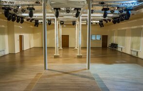 Светлое арт-пространство с колоннами