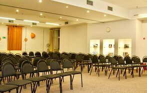 Светлый универсальный зал-трансформер