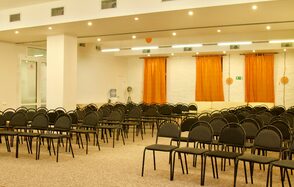 Светлый универсальный зал-трансформер