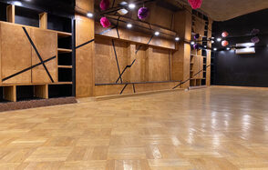 Стильный зал для занятий и праздничных мероприятий