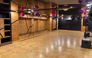 Стильный зал для занятий и праздничных мероприятий