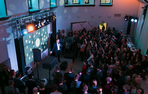 Deworkacy Красный Октябрь Зал-лофт с большим экраном