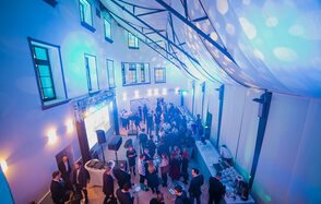 Deworkacy Красный Октябрь Зал-лофт с большим экраном