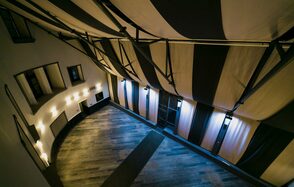 Deworkacy Красный Октябрь Зал-лофт с большим экраном