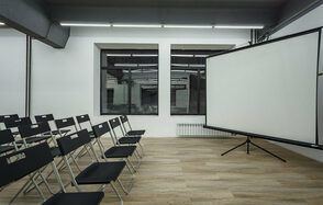 Gold&Dance Светлый зал с большим экраном